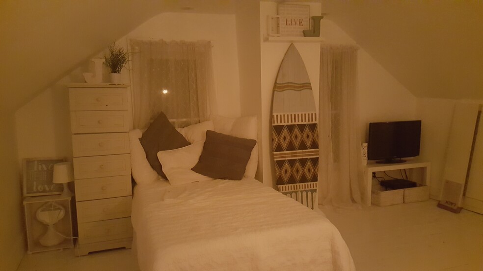 Large 3rd floor bedroom - 77 Waterloo Avenue