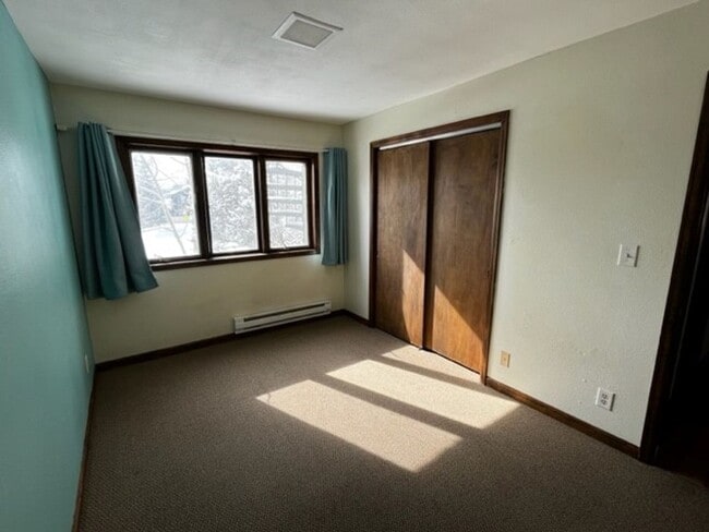 Building Photo - 305 N Chipmunk Cir