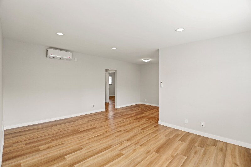 Building Photo - 1352 W 36th St