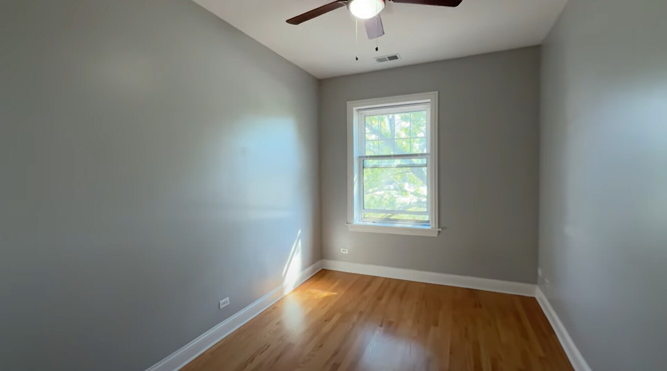 Building Photo - 4452 N Sheridan Rd