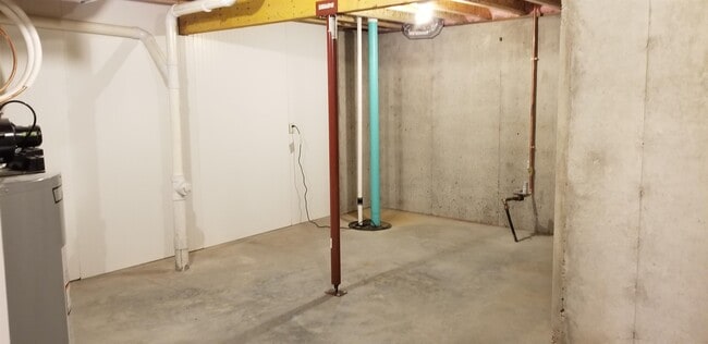 Building Photo - 401 Roark Way