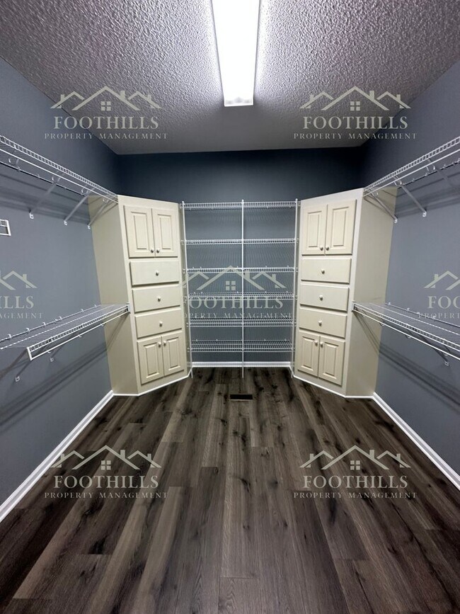 Building Photo - Stylish and Spacious 4-Bed Home with Scree...