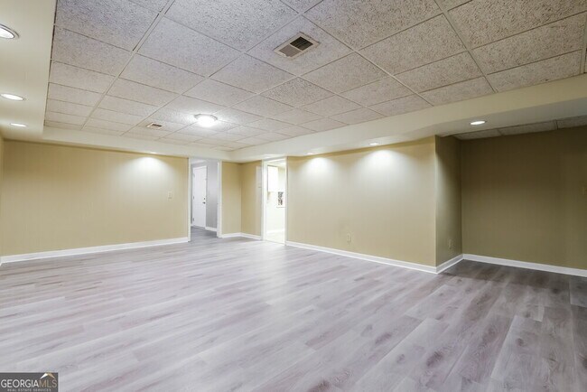 Building Photo - 2432 Hillboro Cir S W