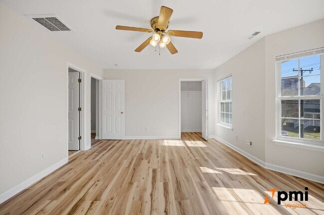 Building Photo - 3 BEDROOM 2.5 BATH WITH FENCED IN YARD AND DETACHED GARAGE FOR RENT IN NORFOLK!