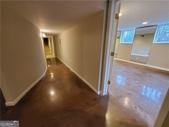 Building Photo - 4615 Mystic Dr NE