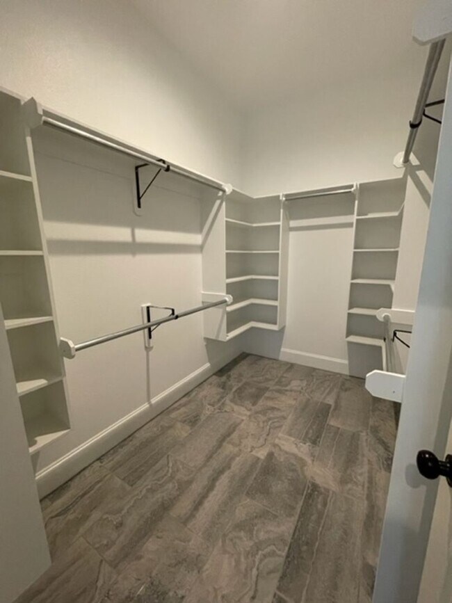 Building Photo - 1033 Stagecoach Bend