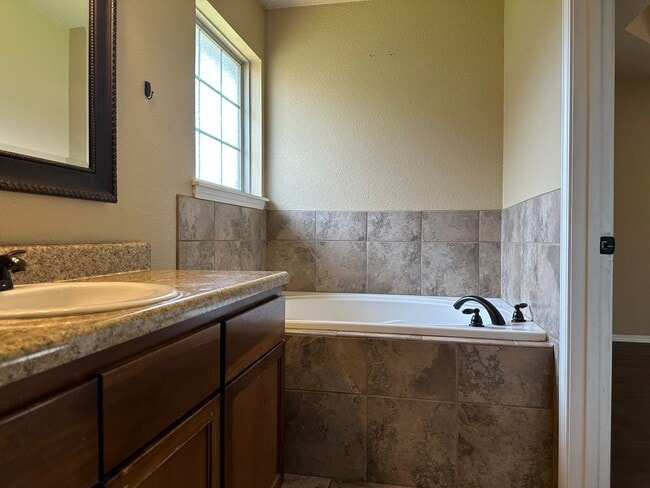 Building Photo - Beautiful Living: 3 Bed, 2 Bath Home with ...