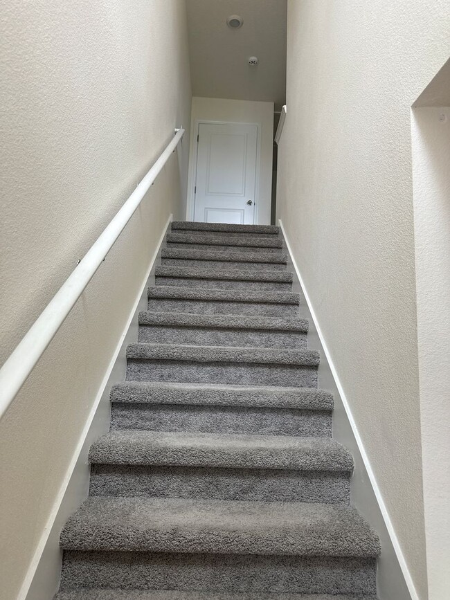 Building Photo - Beautiful Townhome Community Close to Ever...