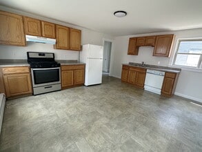 Building Photo - Newly renovated first Floor 1-Bedroom Apar...