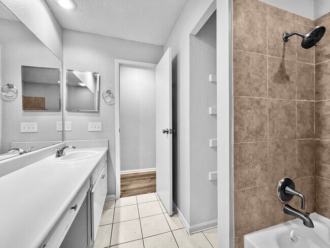 Building Photo - Charming 3-Bed, 2-Bath Home in Lewisville with Open Floor Plan & Fireplace