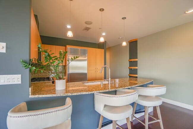 Building Photo - BEAUTIFUL TWO BEDROOM CONDO DOWNTOWN VANCOUVER