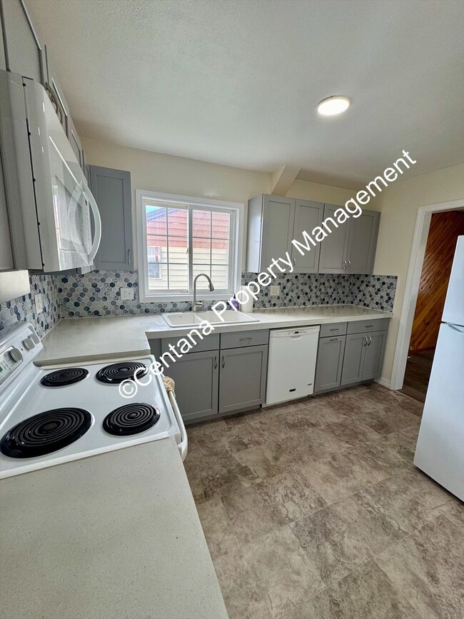 Building Photo - 3 Bed 1 Bath located on the flats