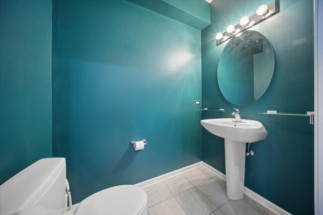 Building Photo - 943 W College Pkwy