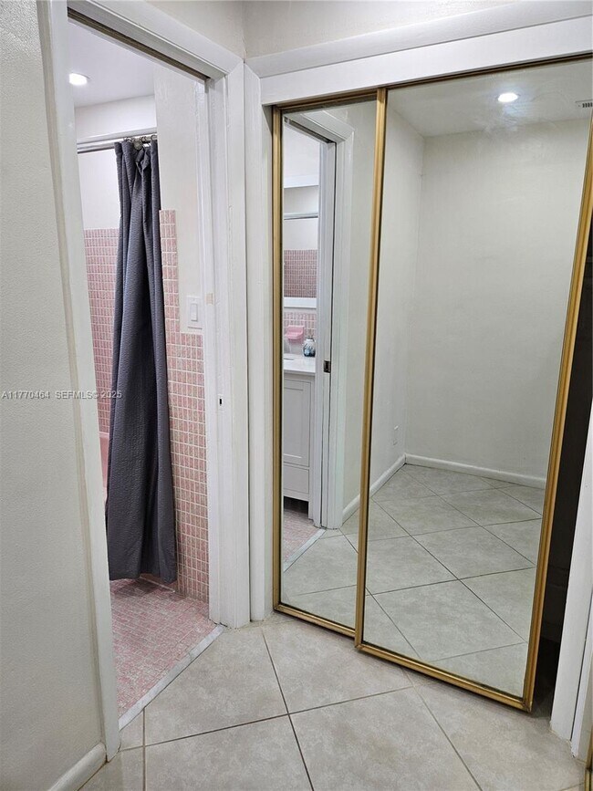 Building Photo - 330 SE 2nd St