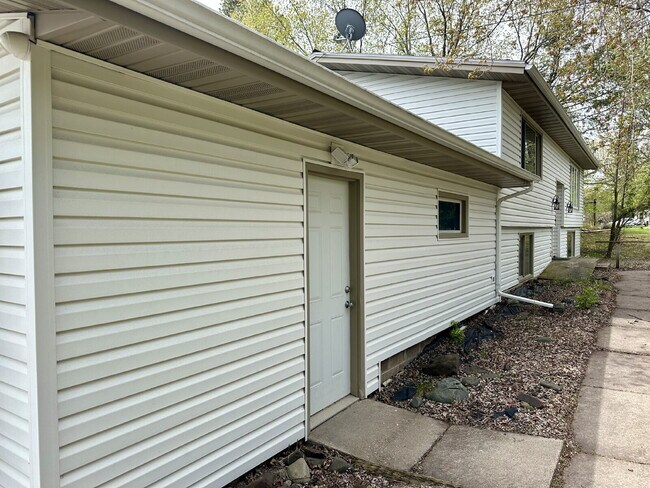 Building Photo - You've found it. This spacious 4-bedroom, 2-bathroom gem in Duluth's Kenwood neighborhood has a l...