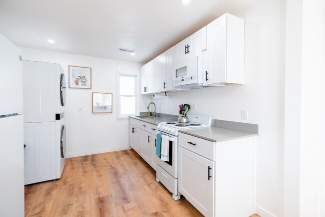 Building Photo - 600 E 8th St