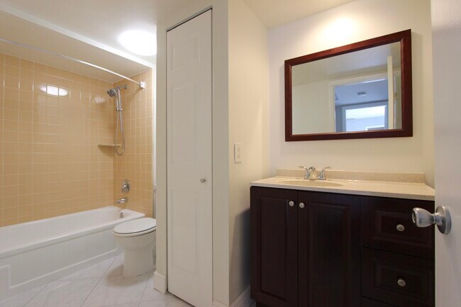Building Photo - 606 6th Ct