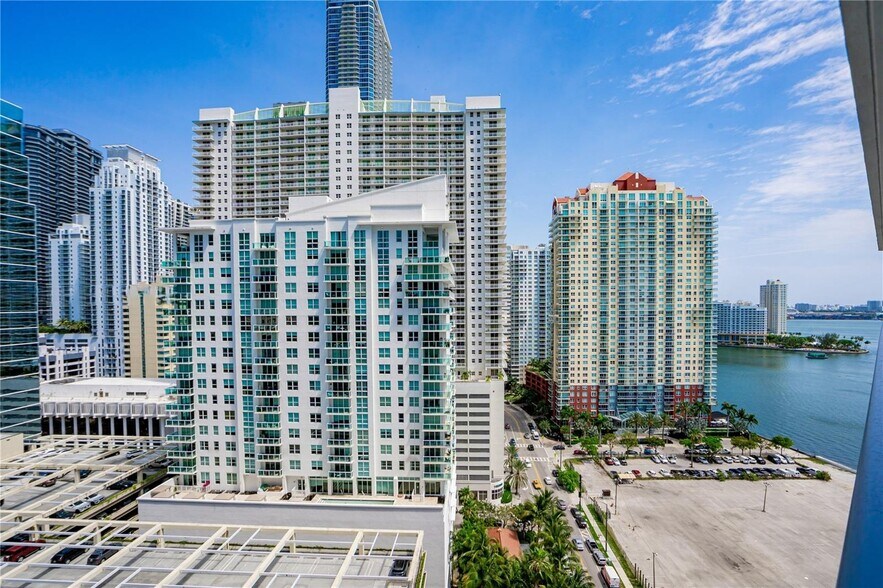 Building Photo - 1300 Brickell Bay Dr