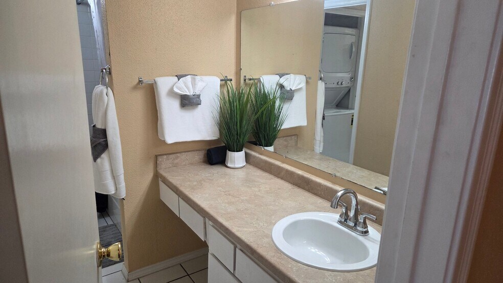 Building Photo - 2750 Holly Hall St