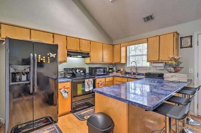 Building Photo - 483 Oak Dr