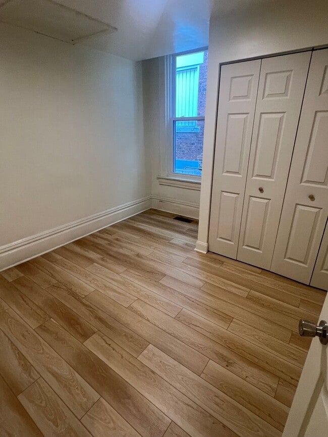 Building Photo - 5 bedrooms 2 bathrooms