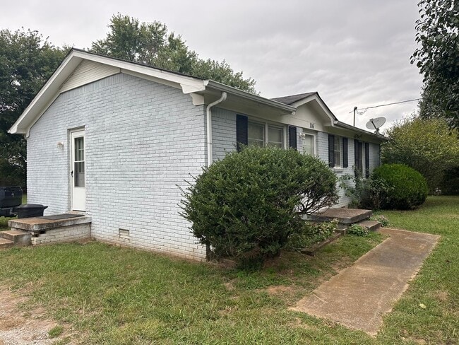 Building Photo - 2 Bedroom, 1 Bath House In Outskirts of Co...