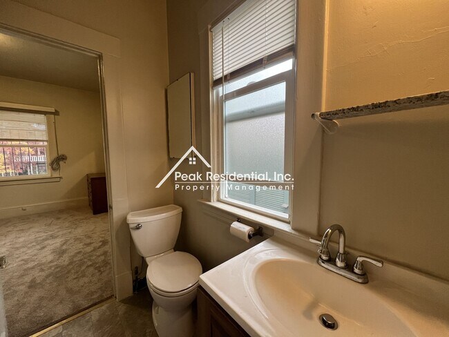 Building Photo - Charming 3bd/1ba Midtown Apartment-Must See!