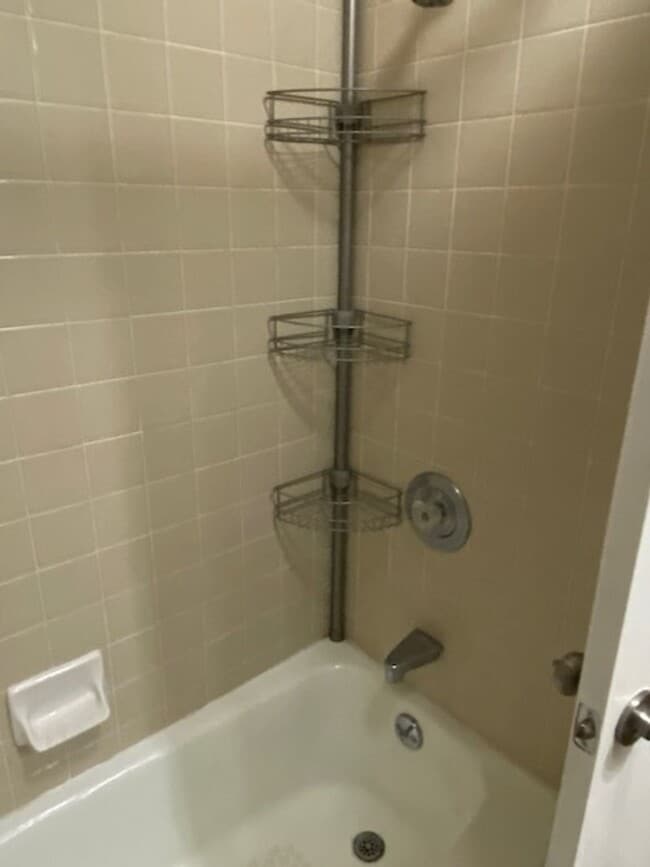 Building Photo - Shawnee Condo all redone close to Shops an...