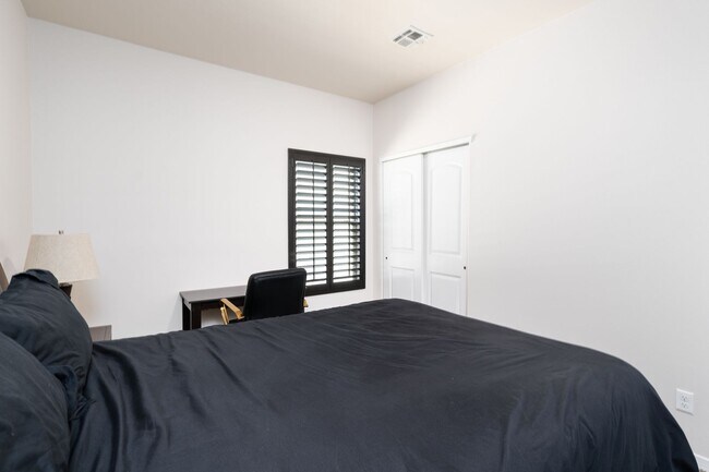 Building Photo - BEAUTIFUL EASTSIDE HOME