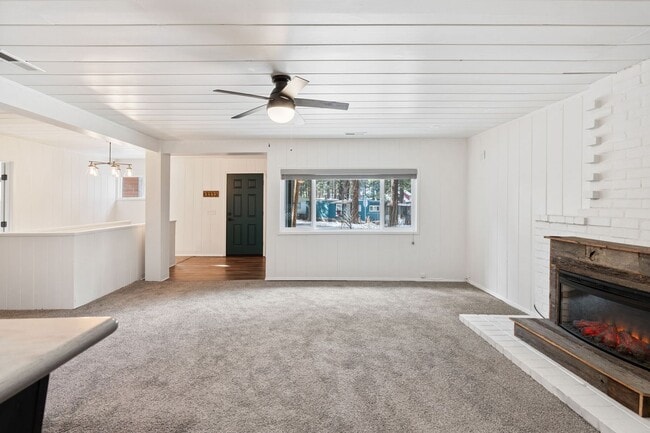 Building Photo - 3 bed 2 bath with private fenced yard