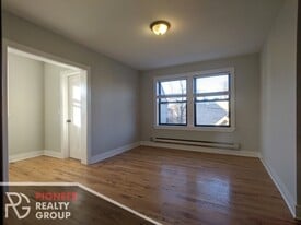 Building Photo - 4542 N Damen Ave