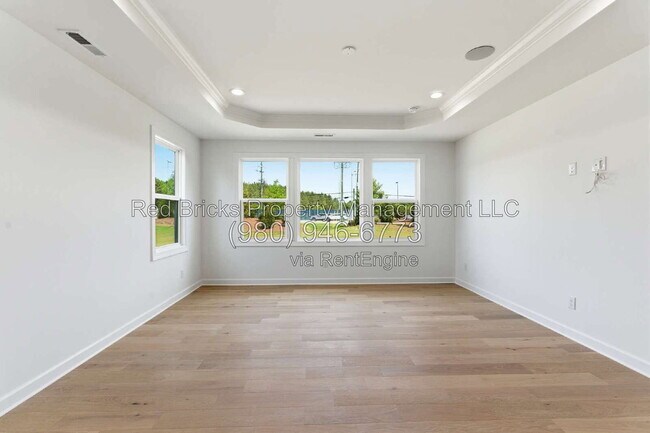 Building Photo - 4016 Dahlia Dr