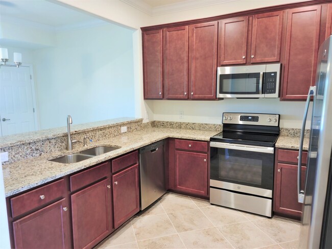 Building Photo - Annual Unfurnished 3 Bedroom, 2.5 Bath Tow...