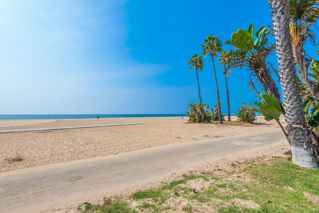 Building Photo - 7301 Vista del Mar