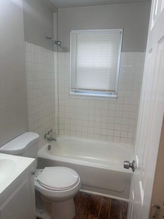 Building Photo - A beautiful newly renovated 3 Bed, 1 full ...