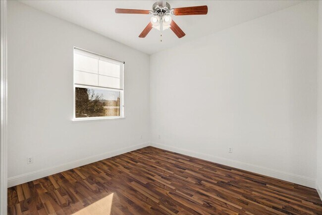 Building Photo - Elegant & Spacious 4 Bedroom Home Near Fol...