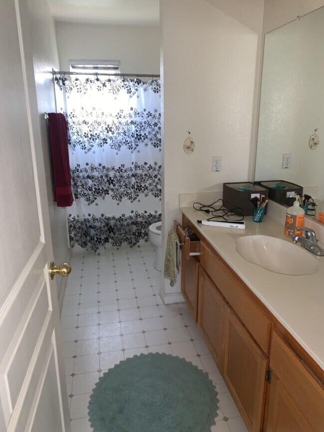 Building Photo - Fantastic 2 Bedroom 2.5 Bath Available September 1st