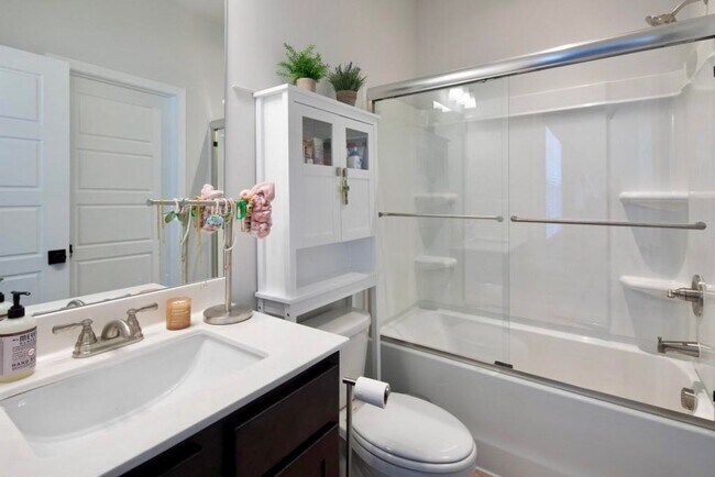 Building Photo - ONE MONTH FREE ON A 14 MONTH LEASE SPECIAL!! TOUR TODAY!