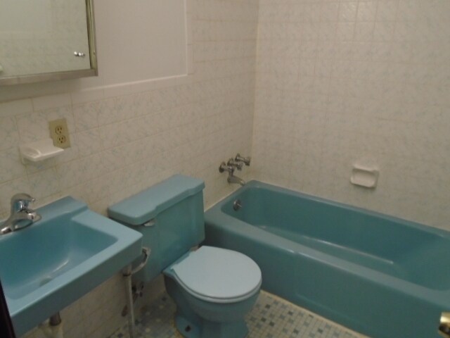 Bathroom - 35 Meriden Rd