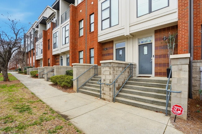 Building Photo - Modern Multi-Level 2BR Retreat with Garage Near Uptown Charlotte