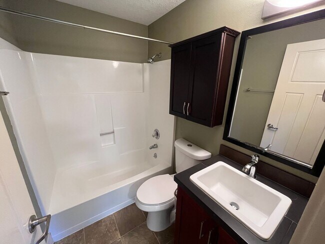 Building Photo - Lovely Private 2Bed + 1Bath Westmoreland Condo!! Secured Entry Building & Parking!