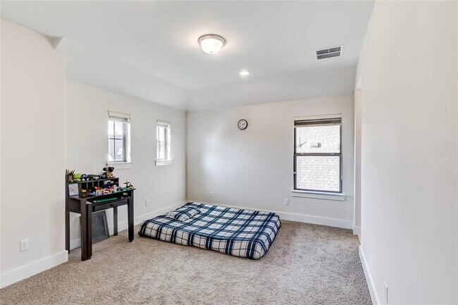 Building Photo - 212 Charbono St