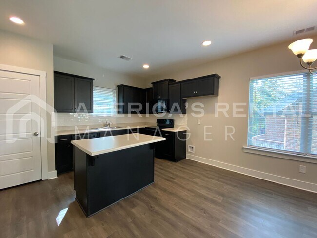 Building Photo - Large Townhome for Rent in Gardendale... Available to View Now!