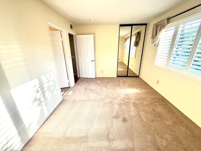 Building Photo - 12251 Moorpark St