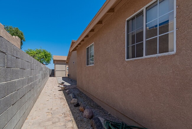 Building Photo - "Well Maintained 2-Bedroom, 2 Bathroom hom...