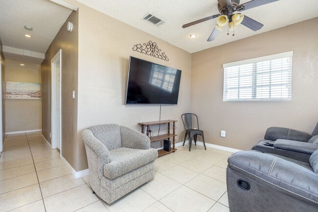 Building Photo - Short Term Furnished Rental!