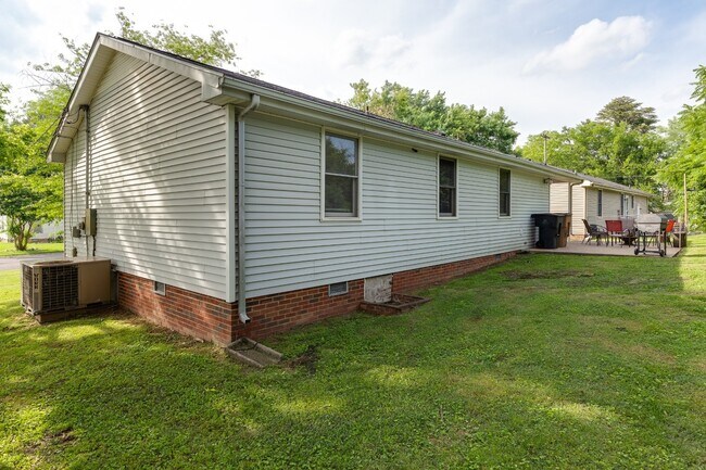 Building Photo - 905 Preston Ct