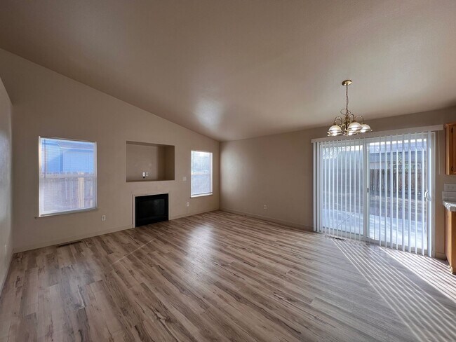 Building Photo - Cute 3 bedroom home Located in Donner Trails