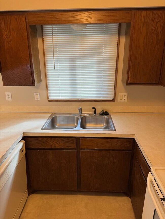 Building Photo - 2245 N Cedar Ave