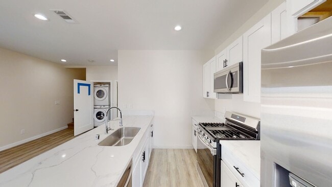 Building Photo - Newly Built (2022) 4BD/2BA